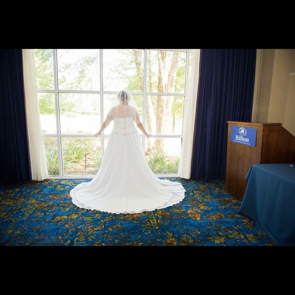 Wedding dress - Picture 2 of 3